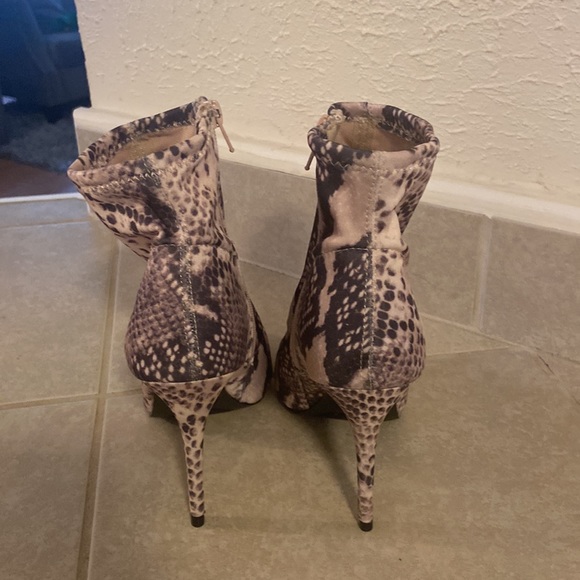 Anne Michelle snake skin print open toe booties size 7. - Picture 3 of 7